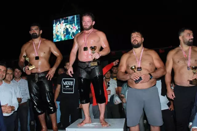 Biga Yağlı Güreşlerinin Başpehlivanı İsmail Balaban oldu