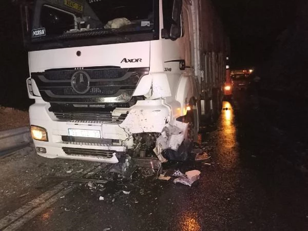Bitlis'te TIR'la otomobil çarpıştı: 2 yaralı