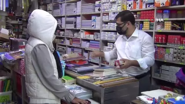 Bu kırtasiye 21 yıldır ihtiyaç sahibi ailelerin yanında oluyor