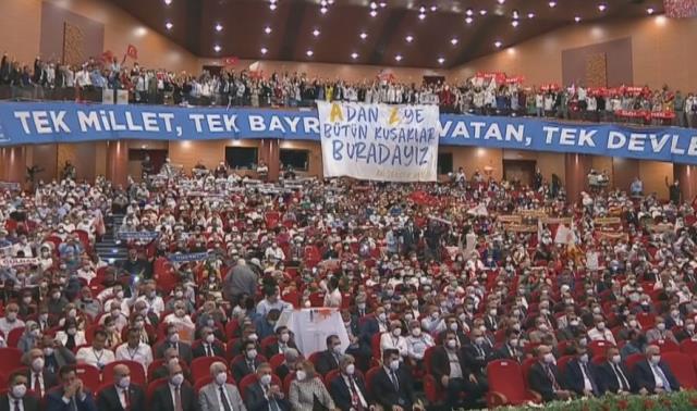 Cumhurbaşkanı Erdoğan, açılan pankartı görünce mest oldu: Z jenerasyonu da Y jenerasyonu da burada burada