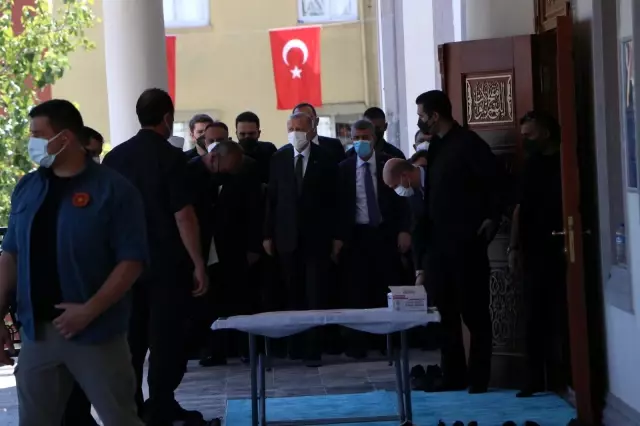 Cumhurbaşkanı Erdoğan, Cuma namazını Mersin'de Emir Sultan Camiinde kıldı