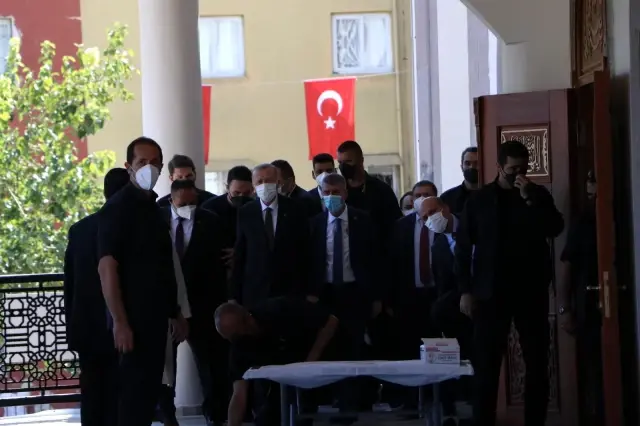 Cumhurbaşkanı Erdoğan, Cuma namazını Mersin'de Emir Sultan Camiinde kıldı