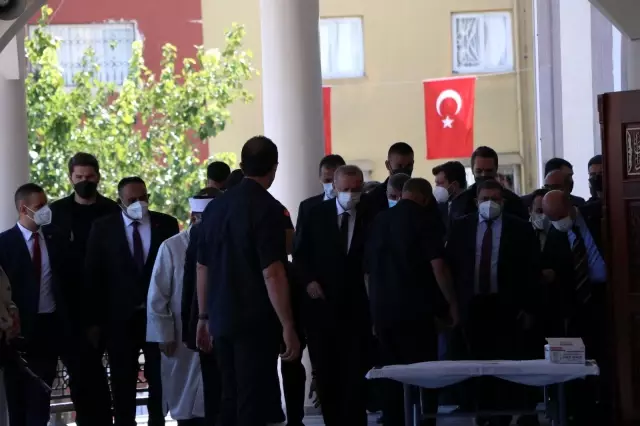 Cumhurbaşkanı Erdoğan, Cuma namazını Mersin'de Emir Sultan Camiinde kıldı