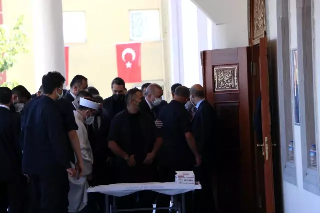 Cumhurbaşkanı Erdoğan, Cuma namazını Mersin'de Emir Sultan Camiinde kıldı