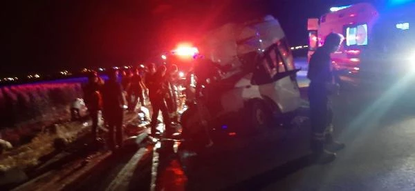 Diyarbakır'da kamyon ile işçi minibüsü çarpıştı:  1 ölü, 19 yaralı