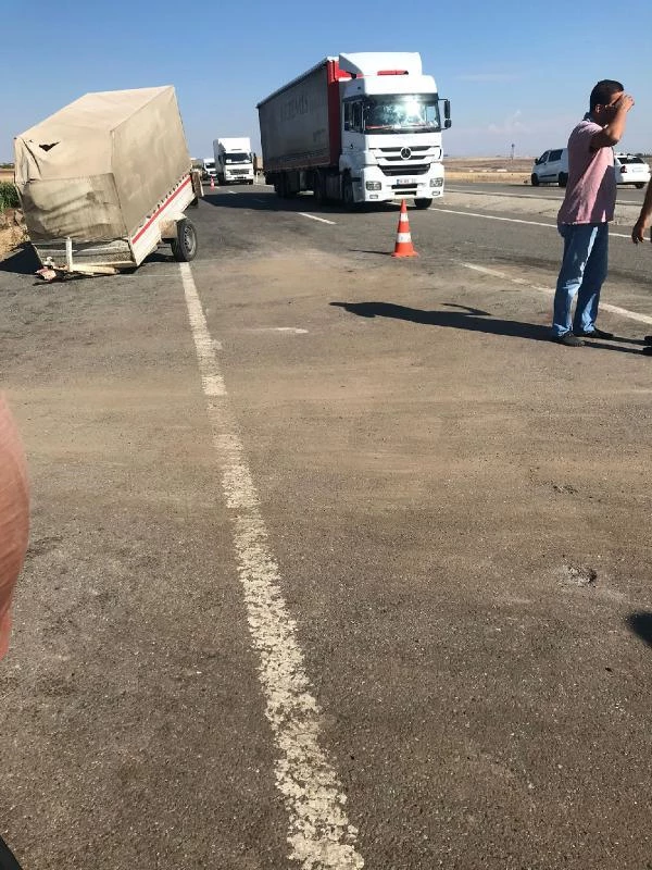 Diyarbakır'da kamyon ile işçi minibüsü çarpıştı:  1 ölü, 19 yaralı