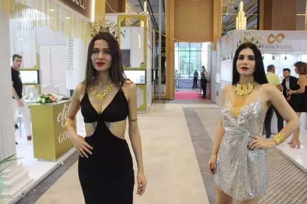 DÖRT AYAKLI MİNARE MİNYATÜRÜ, 2,7 KİLOGRAM ALTIN KULLANILARAK YAPILDI