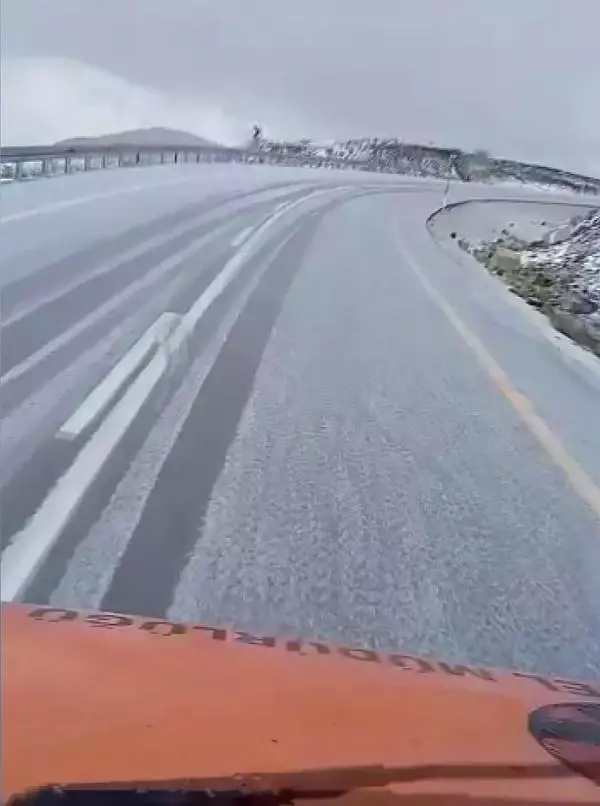 İlk kar Erzurum'a düştü, yollar beyaza büründü