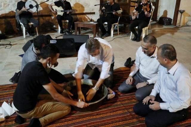 Eski Devlet Bakanı Kürşad Tüzmen, Adıyaman'da çiğköfte yoğurdu