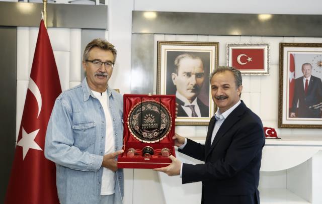 Eski Devlet Bakanı Kürşad Tüzmen, Adıyaman'da çiğköfte yoğurdu