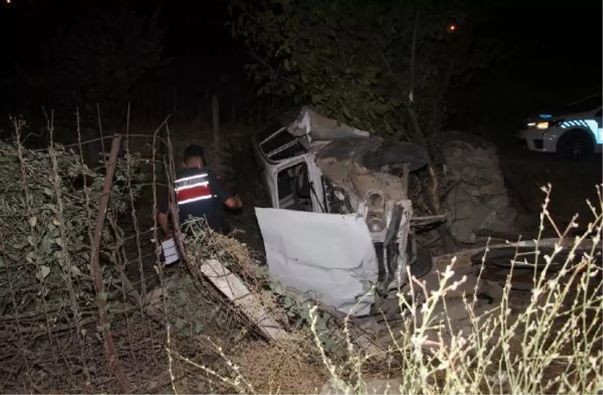 Evin bahçesine uçan otomobilin sürücü yaşama tutunamadı