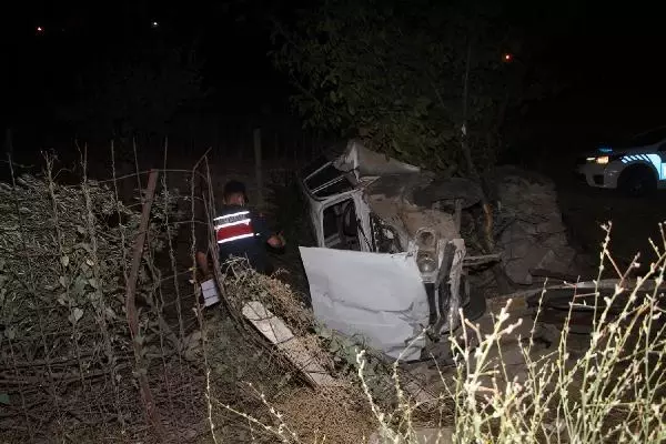 Evin bahçesine uçan otomobilin sürücüsü ağır yaralandı