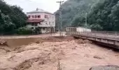 Giresun'da etkili olan yağış, sele neden oldu! Yüreklerin ağza geldiği anlar kamerada