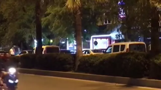 Hatay'da hareketli gece! Uygulama noktasında durmayan araçtan açılan ateş, 3 polisi yaraladı