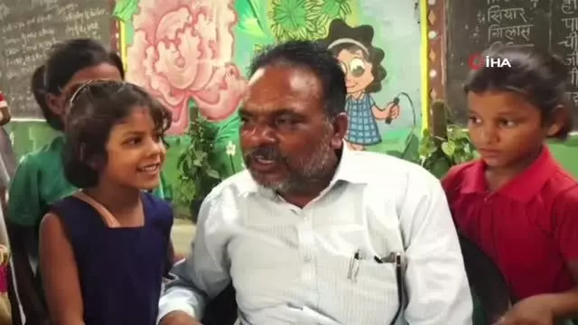 Hindistan'da ekonomik imkanları kısıtlı öğrencilere açık havada ders