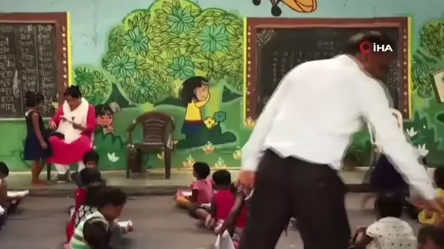 Hindistan'da ekonomik imkanları kısıtlı öğrencilere açık havada ders