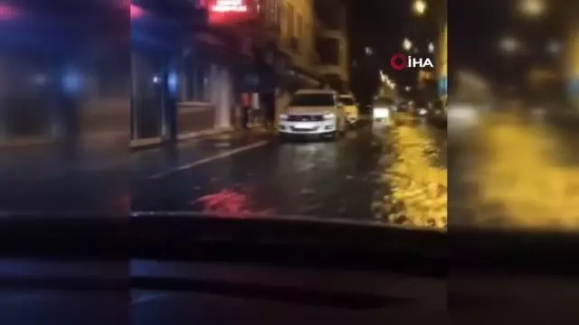 Son Dakika | İskenderun'da sağanak... Bisikletleriyle sel sularında güçlükle ilerlediler
