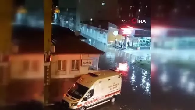Son Dakika | İskenderun'da sağanak... Bisikletleriyle sel sularında güçlükle ilerlediler