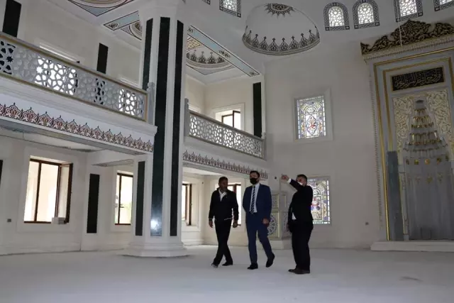Kaymakam Gülderen yapımı devam eden Çayırlı Merkez Camiinde incelemelerde bulundu.