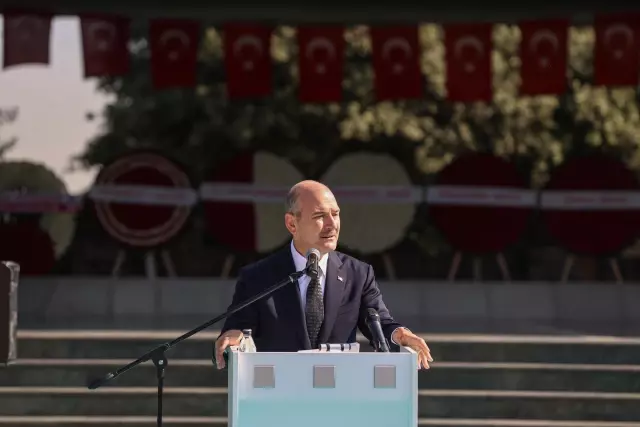 İSTANBUL ? AK PARTİLİLER ADNAN MENDERES, FATİN RÜŞTÜ ZORLU VE HASAN POLATKAN'I MEZARLARI BAŞINDA ANDI