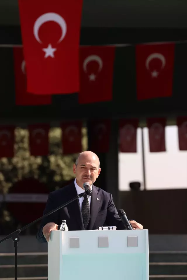 İSTANBUL ? AK PARTİLİLER ADNAN MENDERES, FATİN RÜŞTÜ ZORLU VE HASAN POLATKAN'I MEZARLARI BAŞINDA ANDI