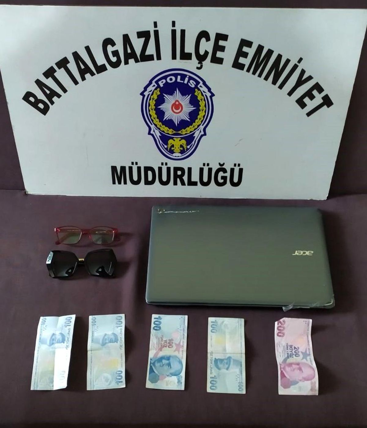 Öğretmenin eşyalarını çalan öğrenciler kameraya yakalandı