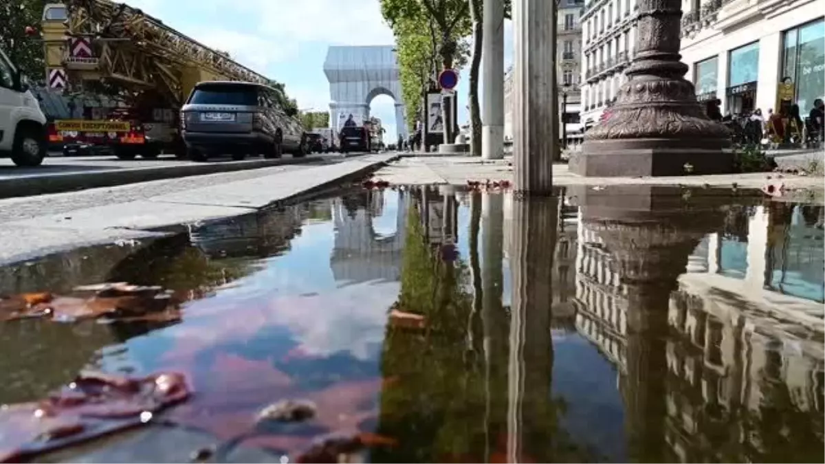 Paris'teki tarihi Zafer Takı kumaşla kaplandı