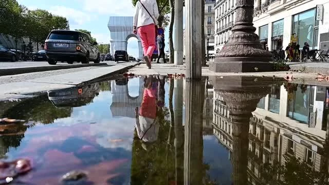 Paris'teki tarihi Zafer Takı kumaşla kaplandı