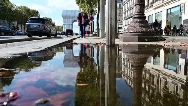Paris'teki tarihi Zafer Takı kumaşla kaplandı