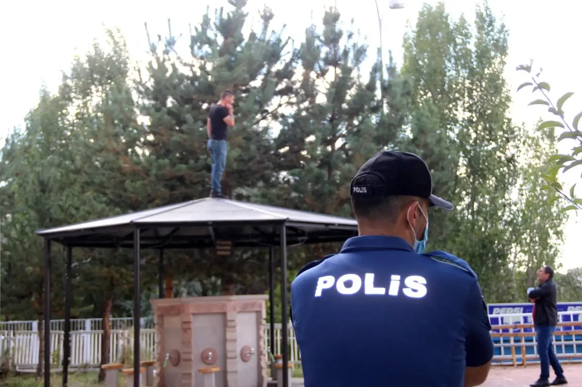 Polise bir an olsun huzur vermiyor, şimdide şadırvanın tepesine çıktı