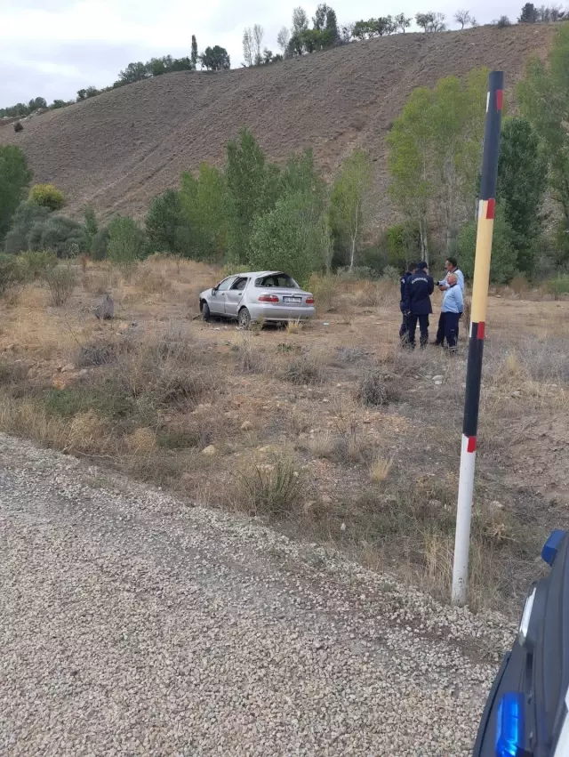Sivas'ta otomobil şarampole devrildi: 2 kişi yaralandı