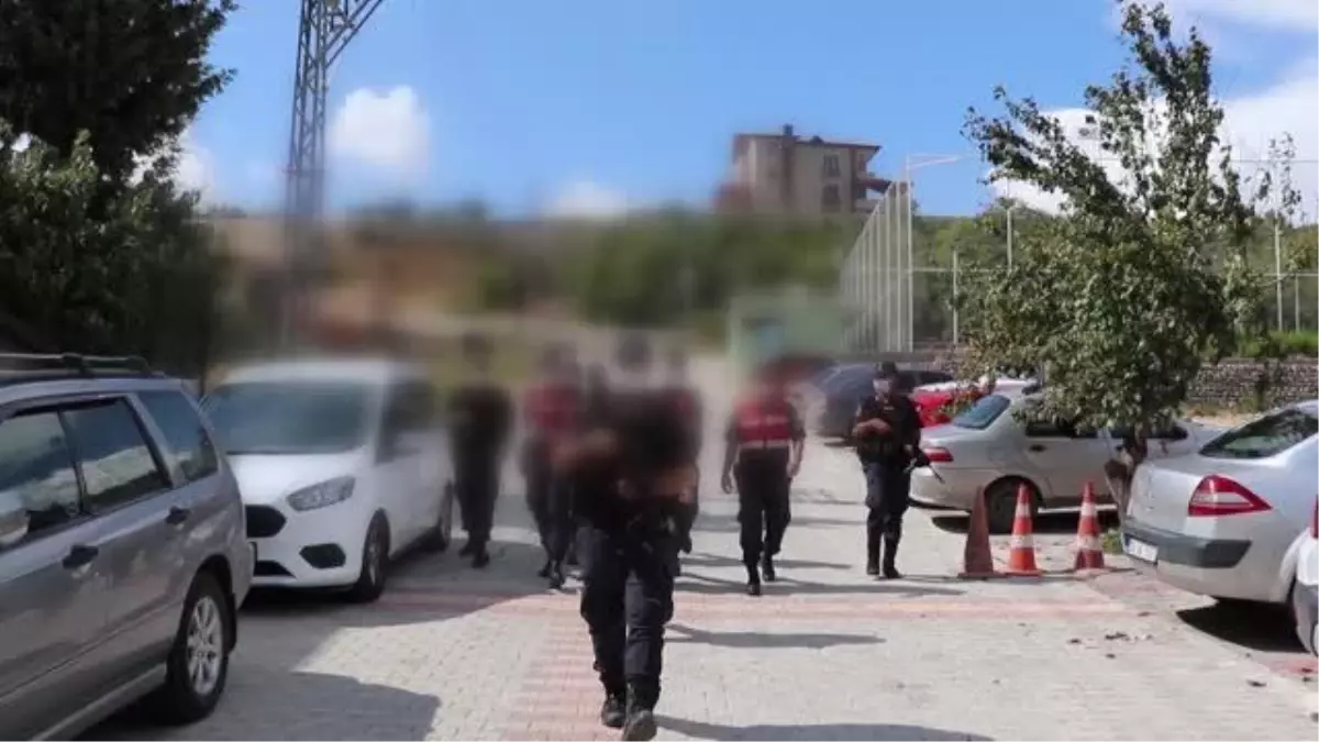 Traktör römorkuna gizlenmiş 7 tabanca ele geçirildi