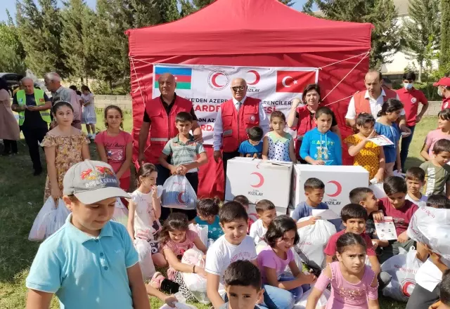Türk Kızılay, Karabağ'daki çocuklara kırtasiye ve giysi yardımı yaptı