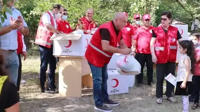 Türk Kızılay, Karabağ'daki çocuklara kırtasiye ve giysi yardımı yaptı