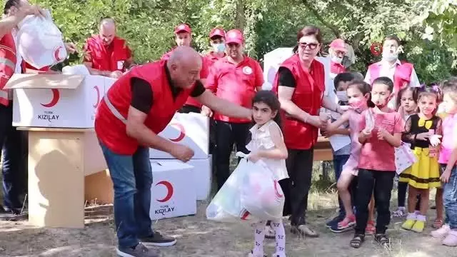 Türk Kızılayından Azerbaycan'da Karabağ savaşından etkilenen bölgelerdeki öğrencilere yardım
