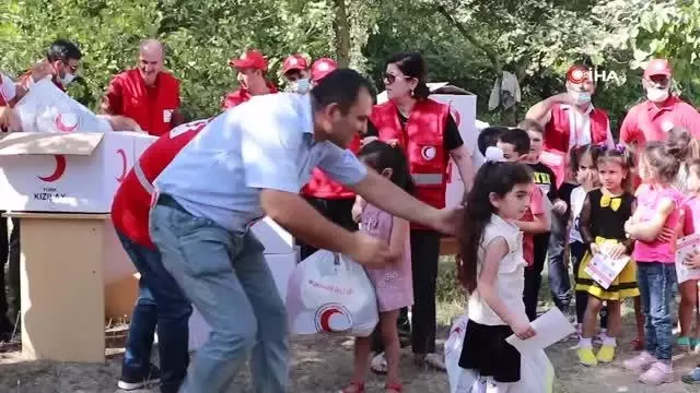 Türk Kızılayından Azerbaycan'da Karabağ savaşından etkilenen bölgelerdeki öğrencilere yardım