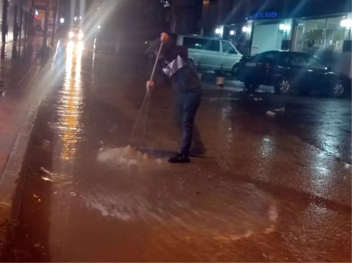 Van'da 20 dakika boyunca aralıksız süren yağış, esnafa zor anlar yaşattı