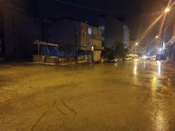 Van'da 20 dakika boyunca aralıksız süren yağış, esnafa zor anlar yaşattı