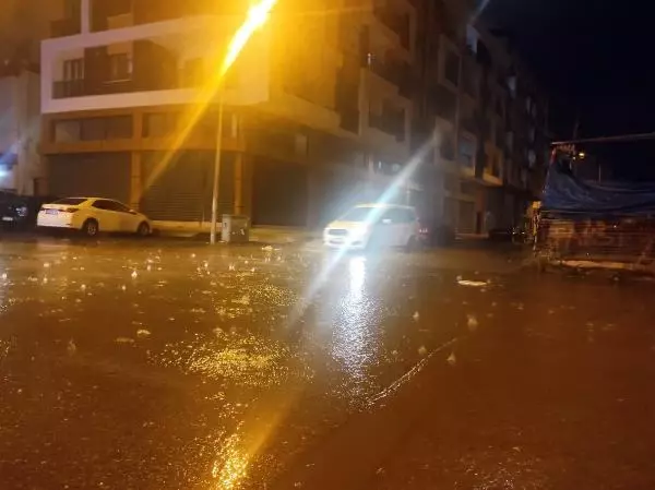 Van'da 20 dakika boyunca aralıksız süren yağış, esnafa zor anlar yaşattı