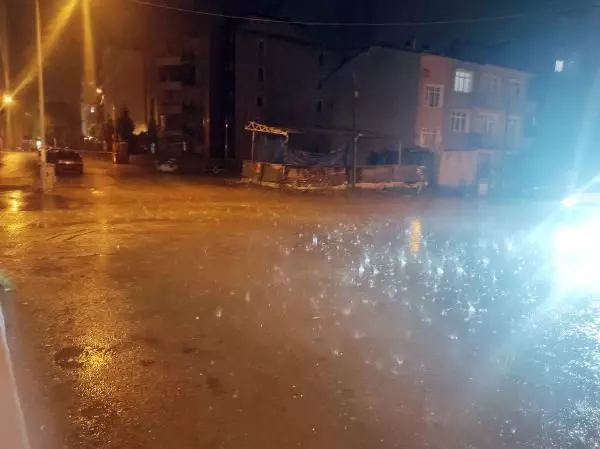 Van'da 20 dakika boyunca aralıksız süren yağış, esnafa zor anlar yaşattı