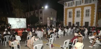 Yılmaz Güney'in Umut filminin gösterimi, ilk sahnesinin çekildiği tren istasyonu önünde yapıldı