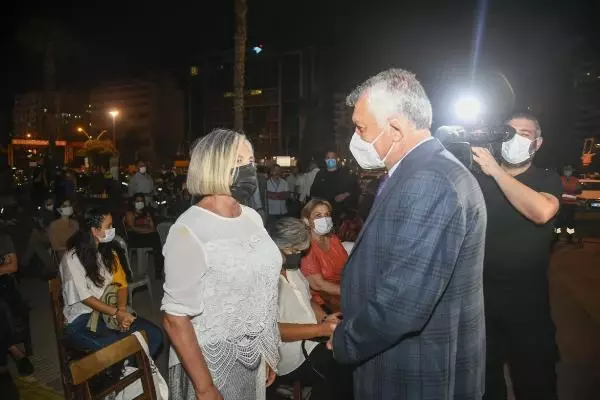 Yılmaz Güney'in Umut sinemasının gösterimi, birinci sahnesinin çekildiği tren istasyonu önünde yapıldı