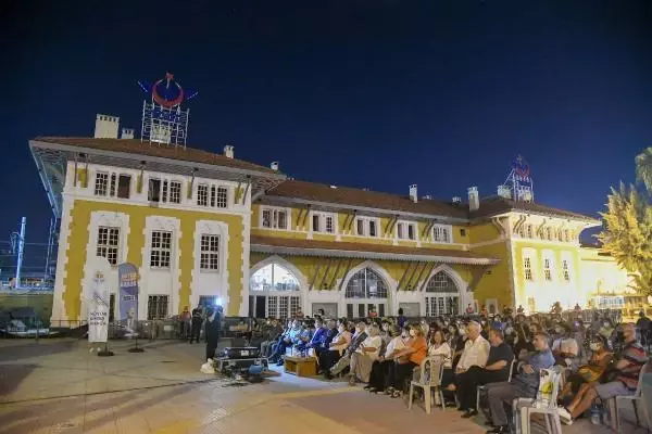 Yılmaz Güney'in Umut sinemasının gösterimi, birinci sahnesinin çekildiği tren istasyonu önünde yapıldı