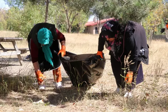 Gönüllüler çevre temizliği yaptı
