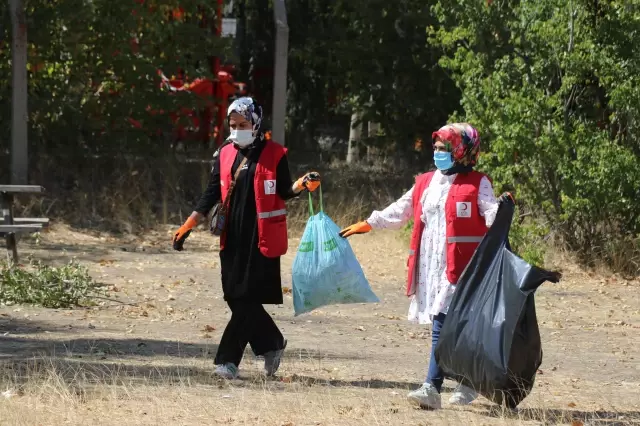 Gönüllüler çevre temizliği yaptı