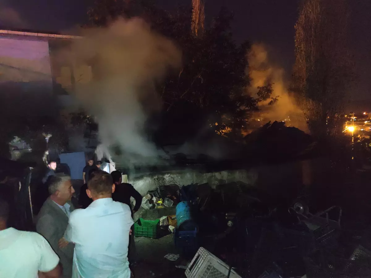 Müştemilatta çıkan yangın evlere sıçramadan söndürüldü