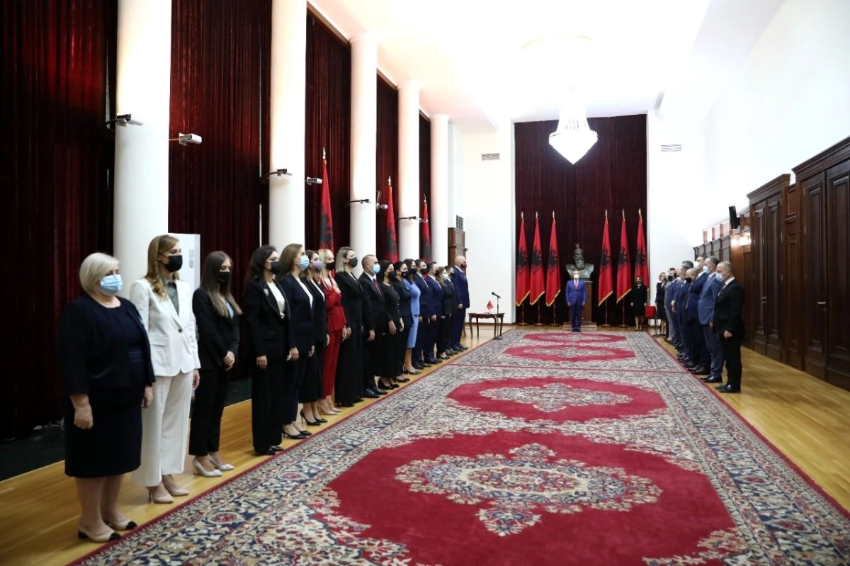 Arnavutluk'ta yeni hükümet yemin etti