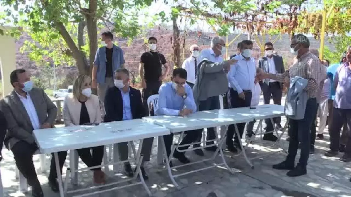Son dakika haber: Bakan Kurum, Manavgat'taki yangında anne ve babasını kaybeden genci ziyaret etti