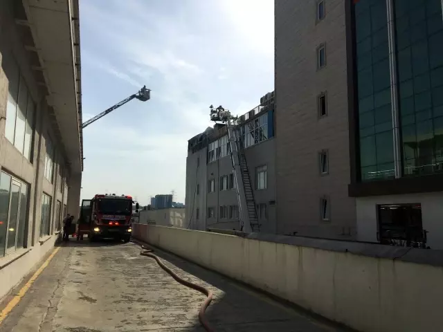 Başakşehir'de 5 katlı iş merkezinde korkutan yangın