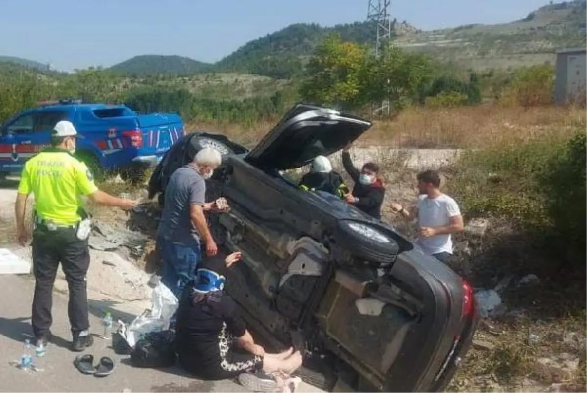 Bilecik'te devrilen otomobildeki 5 kişi yaralandı
